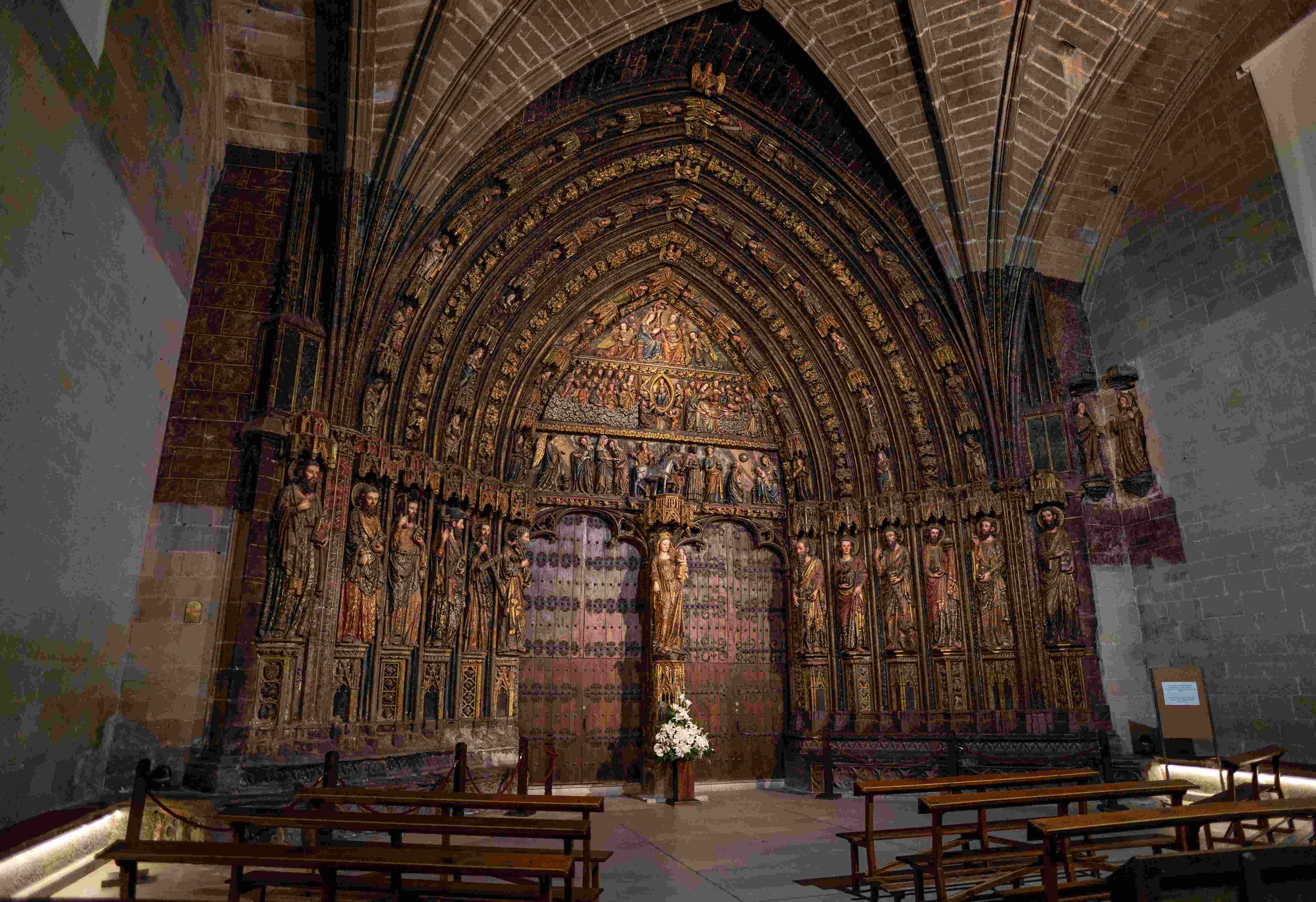 Iglesia y Pórtico de Santa María de los Reyes